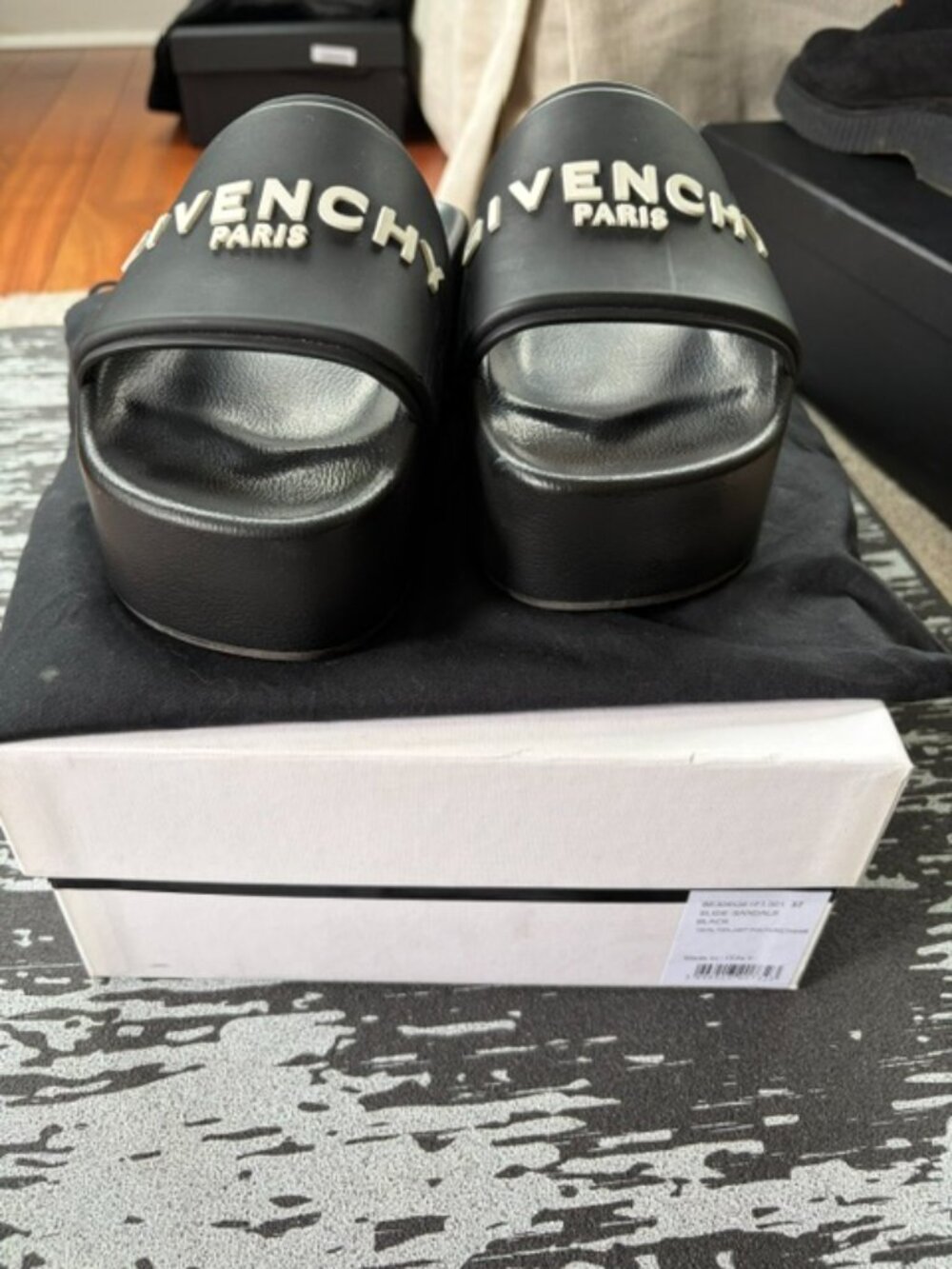 Givenchy - Picture 2 of 6